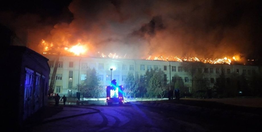 пожар в школе, пожар в киеве, горит гимназия, здание школы