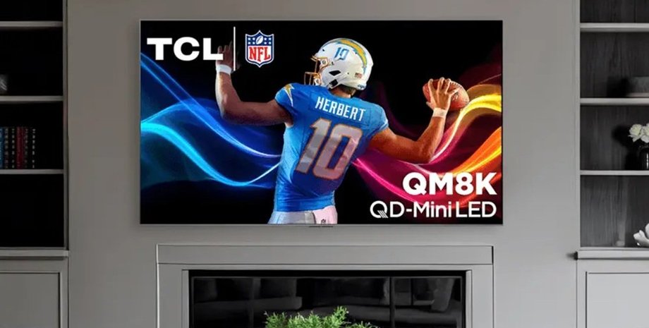 Телевизор TCL QM8K в интерьере