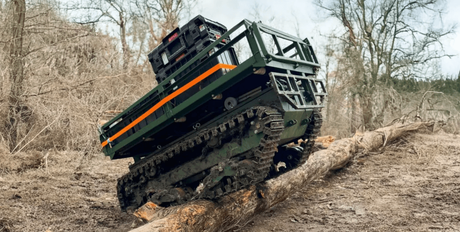 Бойовий робот "Віслюк" долає перешкоду