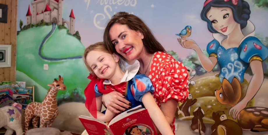 Білосніжка Дженніфер Морфі та мама Ліза Білосніжка