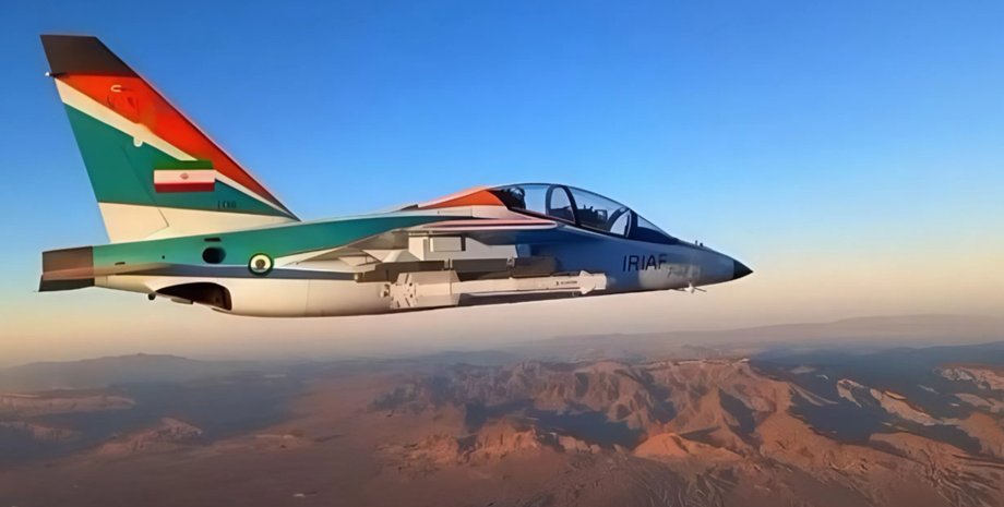 Самолет Як-130 Ирана в полете