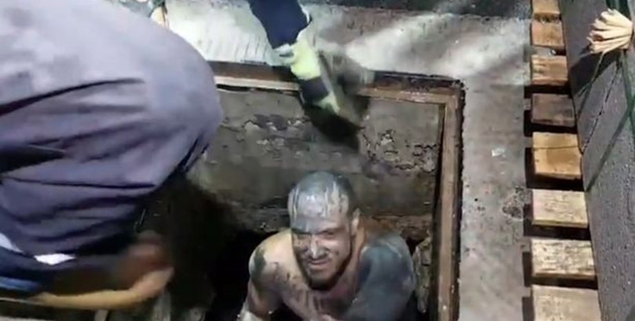 Рятувальники, каналізація, рятують туриста, турист, впав у люк, стік,