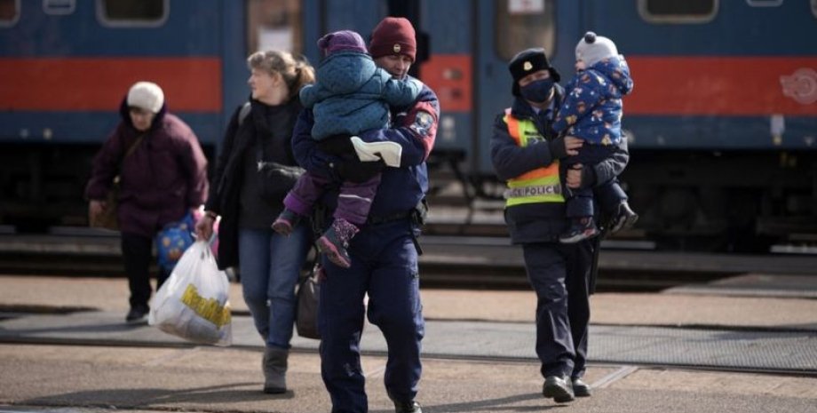 Вокзал, поїзд, біженці, українці, Естонія, ФСБ, війна в Україні