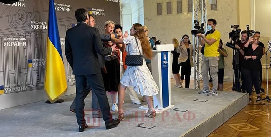 Ирма Крат, Ирма Крат драка, Никита Потураев