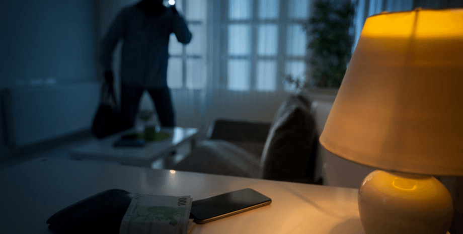 Мужчина проник в дом, грабитель, чужой дом, проникновение в дом, ограбление, незнакомец в доме, взломали дверь, ничего не украли