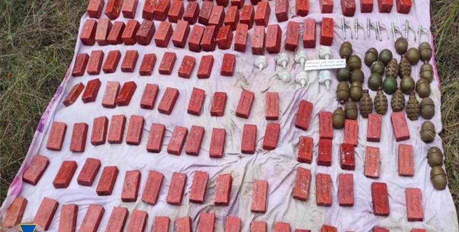 СБУ обнаружила возле линии соприкосновения тайники с оружием