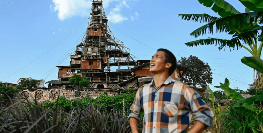 Чэнь Тяньмин построил пирамиду на доме, китаец построил пирамиду, провинция Гуйчжоу, мужчина построил пирамиду