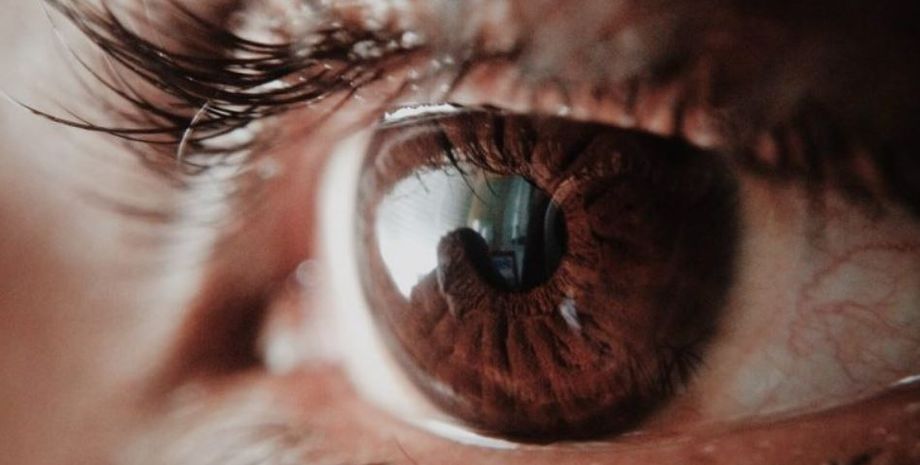 Женщина просматривала фото на телефоне мужа и случайно увидела на своем портретном фото странный отблеск