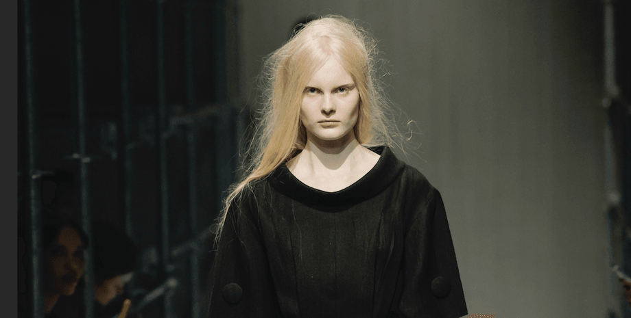 модель Прада демонстрирует волосы депрессии