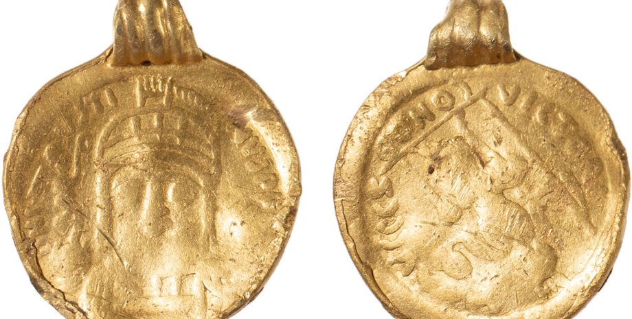 археологи обнаружили золотую подвеску