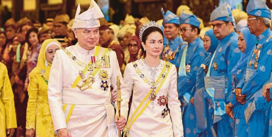 Султан Перака Назрин Шах и его супруга в традиционных нарядах на государственном мероприятии в Малайзии