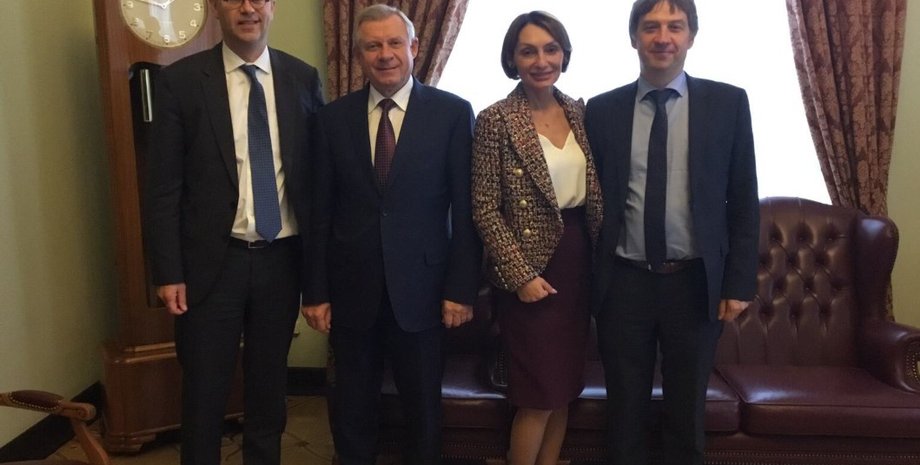 Яков Смолий и Екатерина Рожкова с представителями МВФ / Фото: twitter/YSmolii