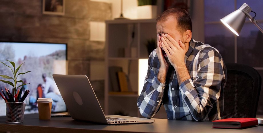 Чоловік за ноутбуком