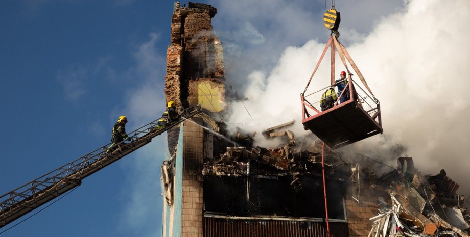 Удар по многоэтажке в Тернополе – продолжается разбор завалов