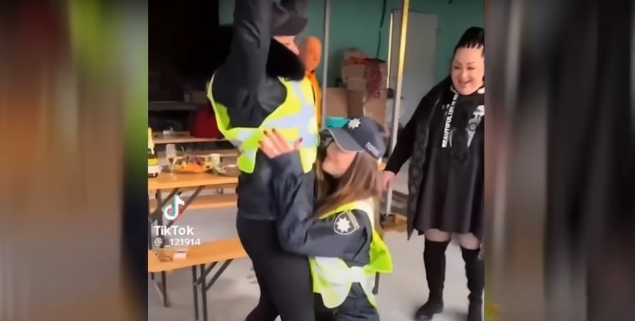 Полицейская форма, Вольнянск, День рождения, скандал, фото