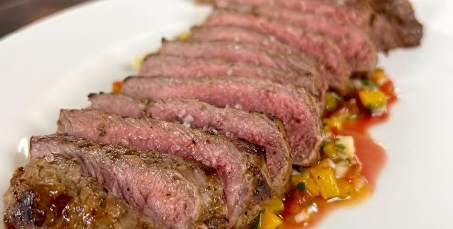 стейк, овощи, овощной соус