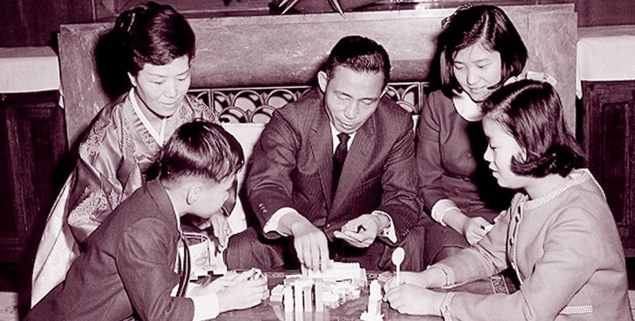 Пак Чон Хи c женой и детьми