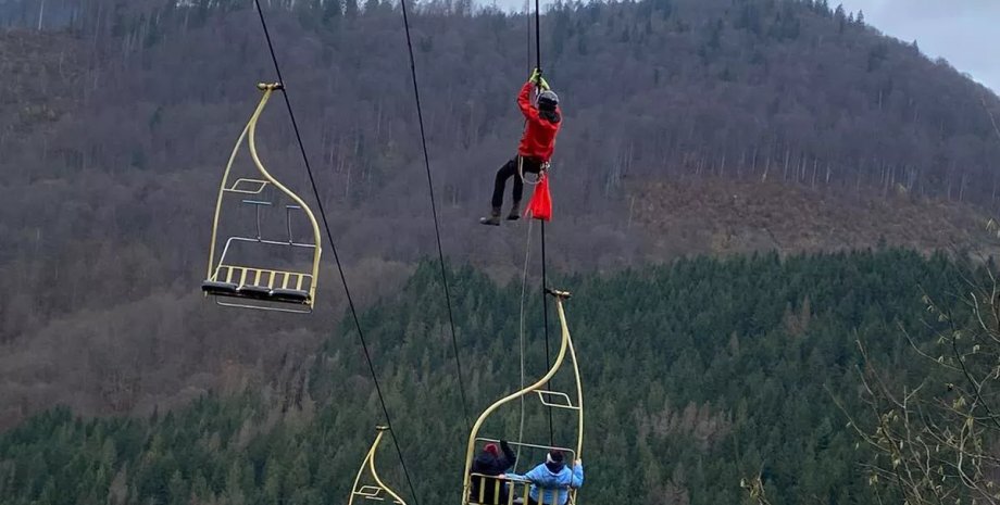На Закарпатті сталася аварійна зупинка крісельного підйомника