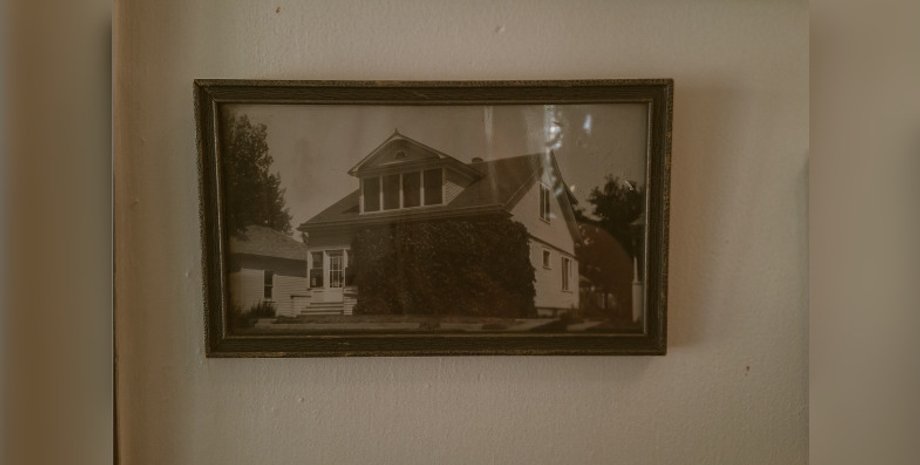 Женщина купила старое фото с домом: его дальнейшая судьба заставила ее заплакать