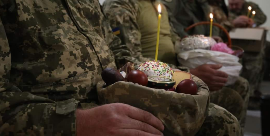Kapelani wojskowi, wraz z wojownikami brygad sił zbrojnych Ukrainy, czytają modl...