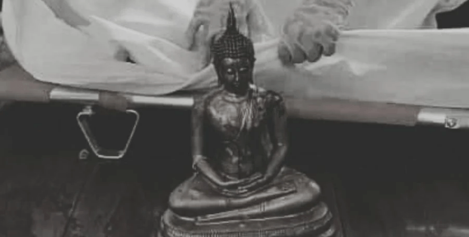 Статуя Будды, монастырь, храм, напал на монаха, головной убор, умер от статуи, упал на статую, дали наркотик, полиция, не успели помочь