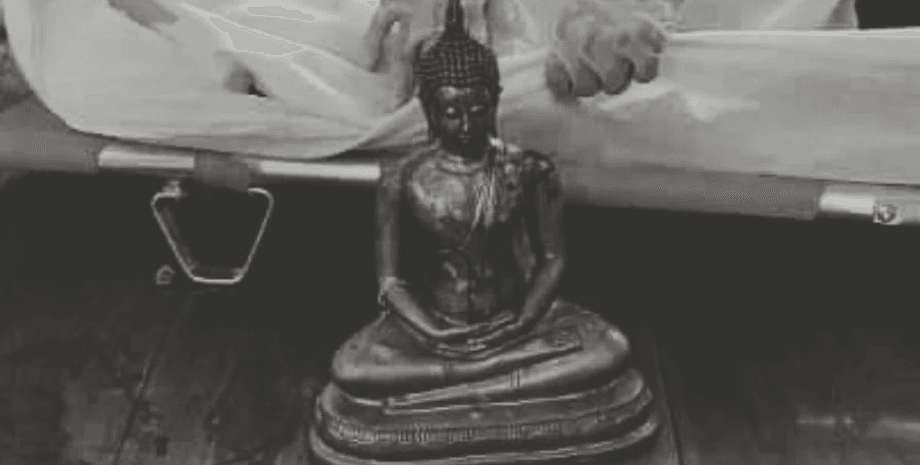 Статуя Будды, монастырь, храм, напал на монаха, головной убор, умер от статуи, упал на статую, дали наркотик, полиция, не успели помочь