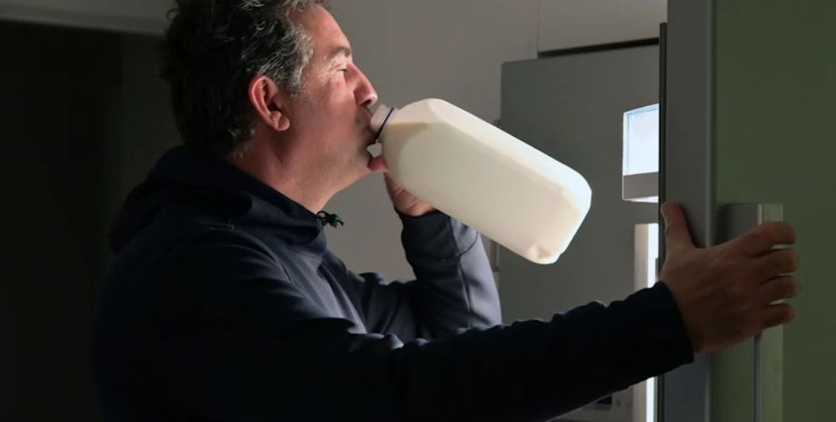 Мужчина, который выпивал ежедневно 22 литра молока, пожаловался на ухудшение самочувствия, что с ним произошло