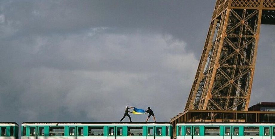Прапор України, Париж, Франція, руфери, поїзд, Ейфелева вежа