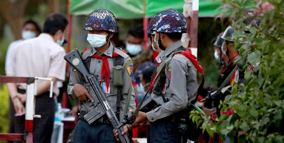 полиция в мьянме, военный переворот в мьянме 2021, запрет Facebook в мьянме, цензура