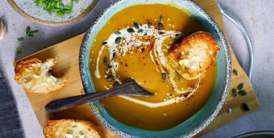 Простой тыквенный крем-суп с куркумой и кориандром