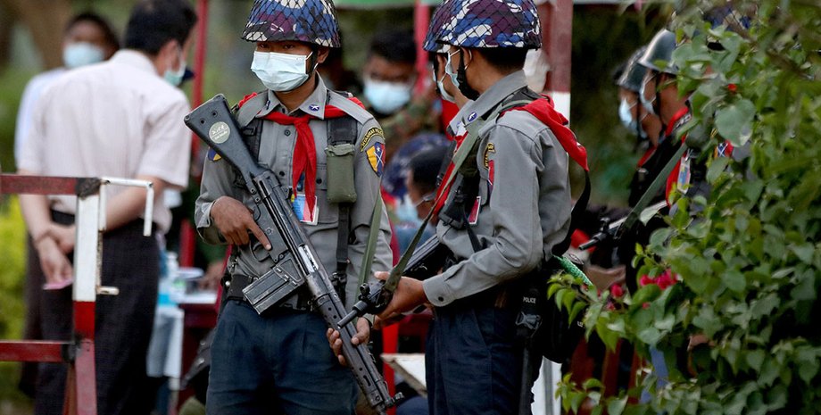 полиция в мьянме, военный переворот в мьянме 2021, запрет Facebook в мьянме, цензура