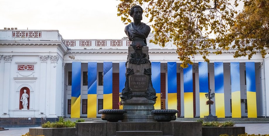 В Одессе памятник Пушкину закрыли фанерой