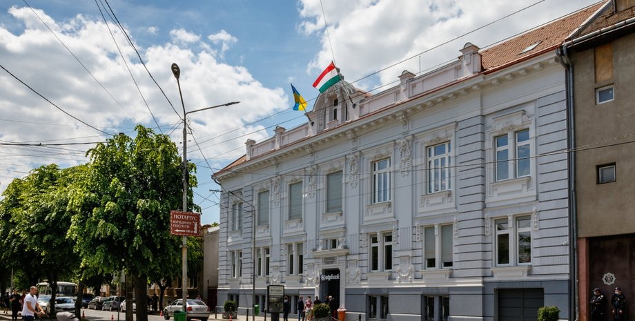 прапор угорщини, мукачево, мзс, будапешт, скандал, закарпаття, етнічні угорці