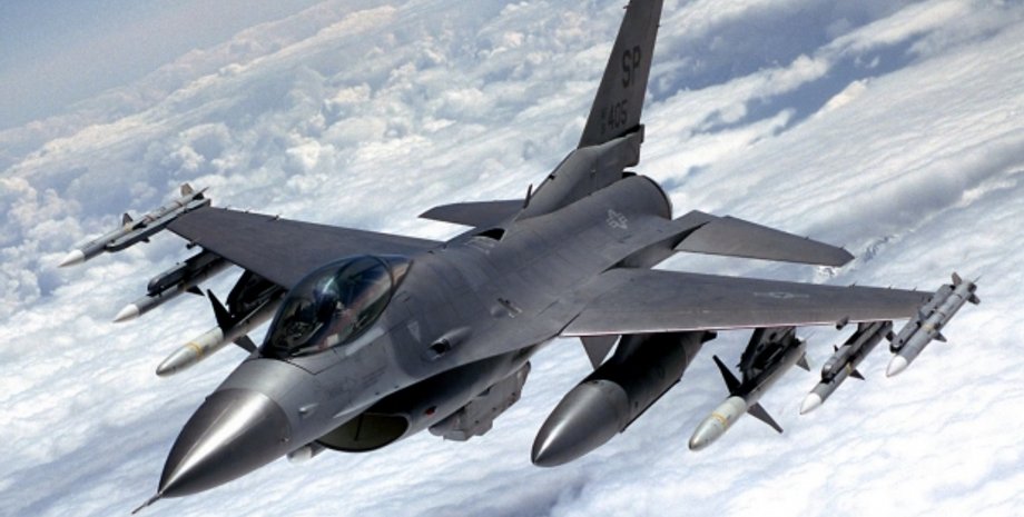Истребитель F-16 / Фото: aroundtheworldineightywaves.com