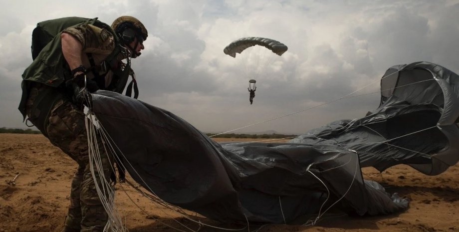 парашютист на земле, запасной парашют, парашют с принудительным раскрытием, парашютом T-11R Single Pin