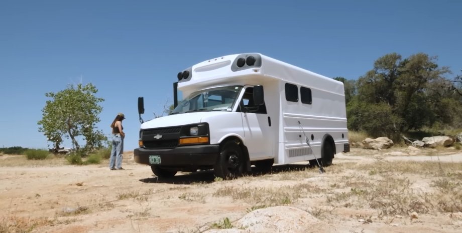 «Абсолютная мечта»: мужчина превратил старый двухэтажный автобус в уютный дом (9 фото)