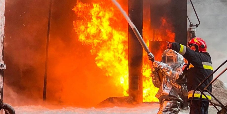 Пожежа, наслідки атаки, рятувальники