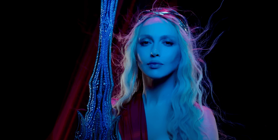 Оля Полякова Оля Полякова пряталась в подвале во время обстрела