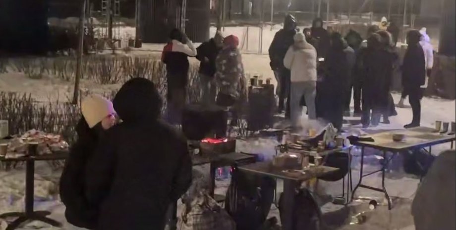 На тлі блекаутів і без тепла: кияни продовжують влаштовувати вечірки на морозі, — соцмережі (відео)