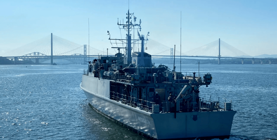 Украинские военные корабли "Чернигов" и "Черкассы" вышли из Росайта