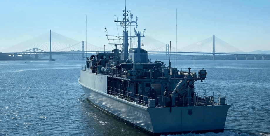 Украинские военные корабли "Чернигов" и "Черкассы" вышли из Росайта