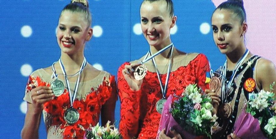 Анна Ризатдинова (в центре) / Facebook Efie Pantazidou