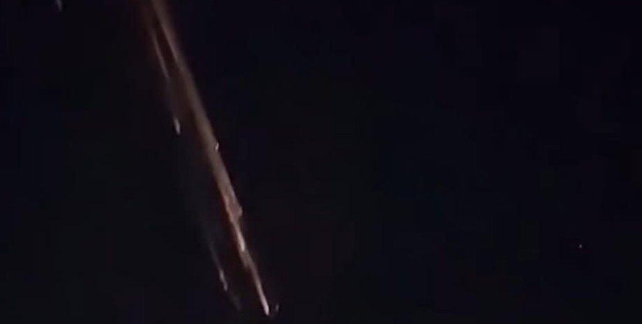 Огненный шар в небе, осколки спутника, таинственный шар, ночное небо, вход объекта в атмосферу, астрономическое явления, SpaceX