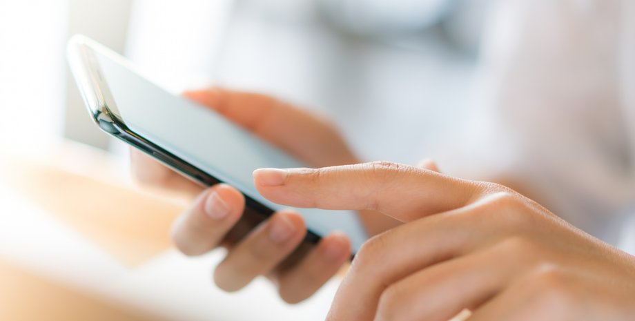 Телефон у руках