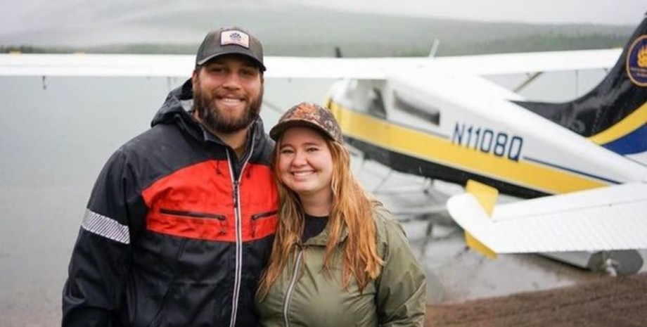 Сім'я живе в селі на Алясці, сімейна пара, літак, переліт, найвіддаленіше село у світі, літають за покупками