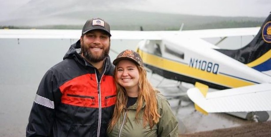 Сім'я живе в селі на Алясці, сімейна пара, літак, переліт, найвіддаленіше село у світі, літають за покупками