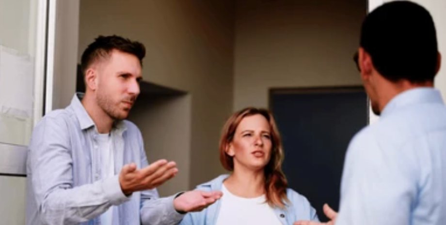 Чоловік і жінка на порозі квартири ведуть емоційну розмову із сусідом, висловлюючи здивування і роздратування