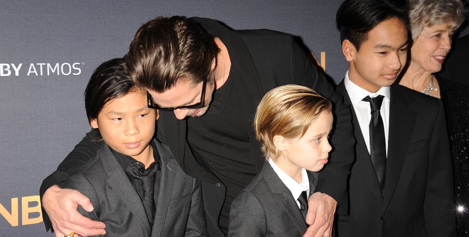 Брэд Питт с сыновьями, дети брэда питта, дети анджелины джоли, рождество, инес де рамон, брэд питт личная жизнь