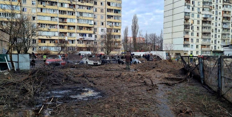 Киев, воронка, обломки