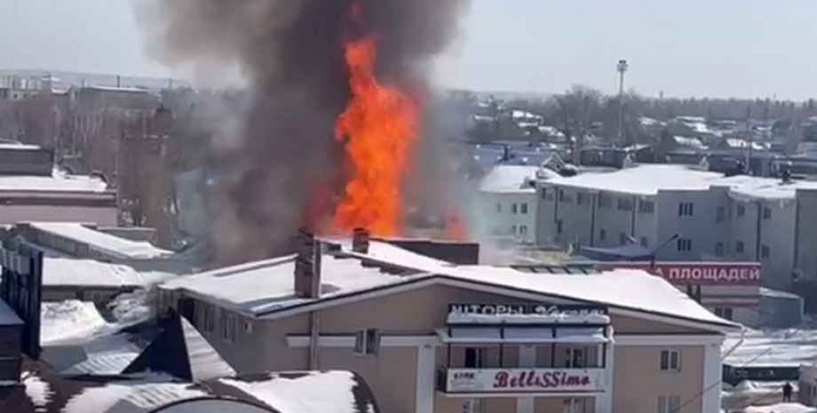 Огонь полыхает на 1500 квадратных метрах на улице Белинского